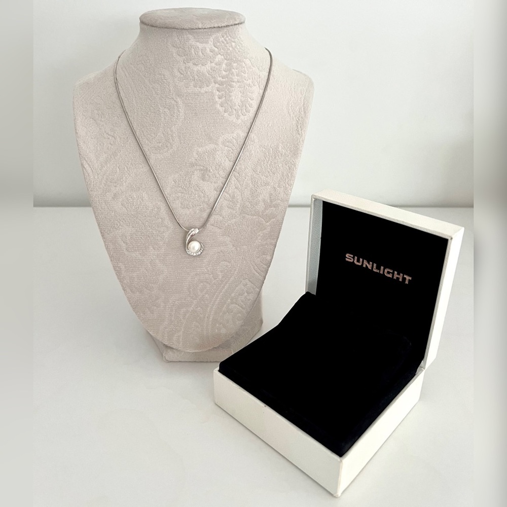 SUNLIGHT Silver With White Pearl Necklaces
